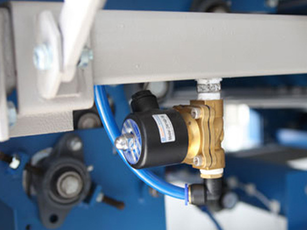 
		床单折叠机
	(图4)