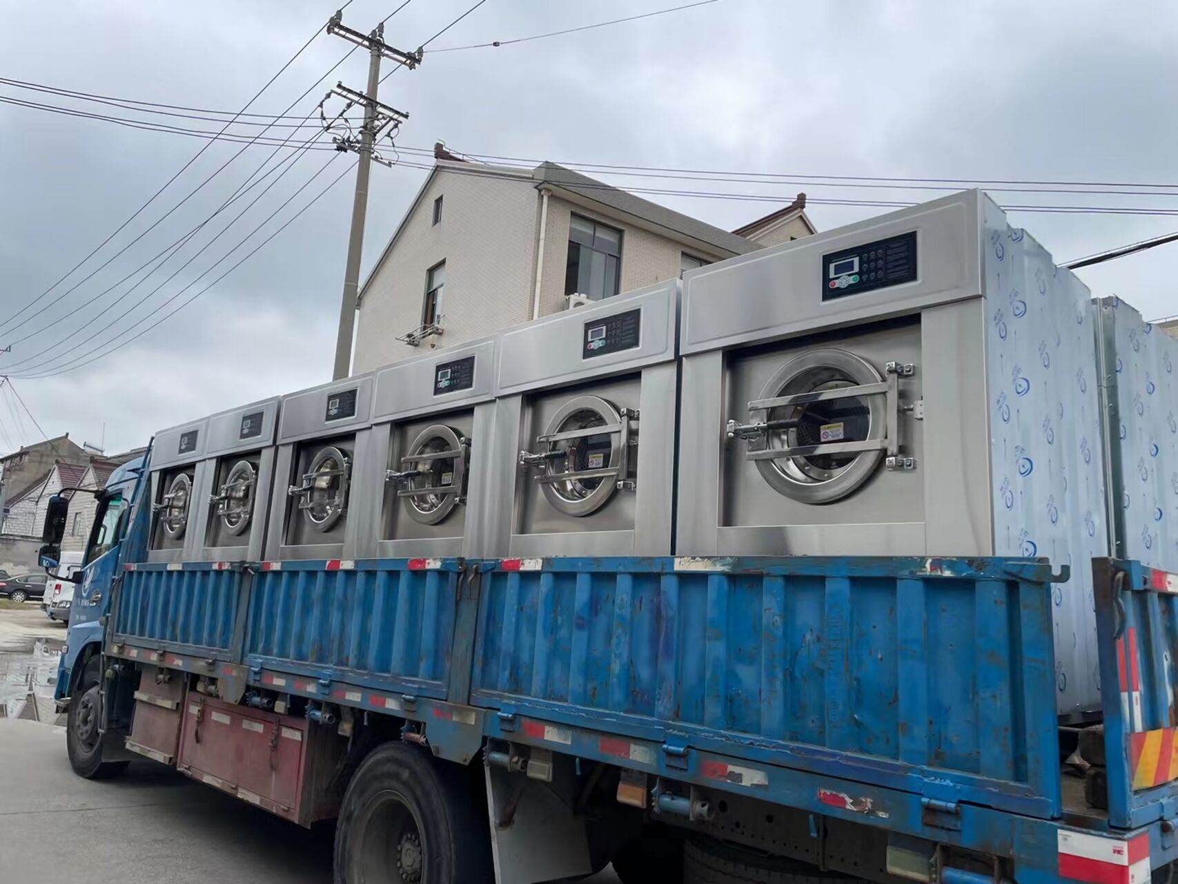 降低洗涤本钱，，从一台靠谱的工业洗衣机最先